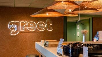 Se sirven desayunos, cenas y cocina local