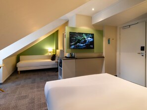 Rom, flere senger (Pop) | Sengetøy av topp kvalitet, skrivebord, blendingsgardiner og lydisolert