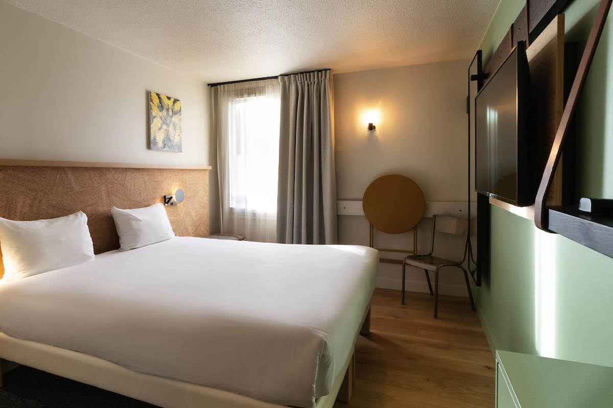 Tweepersoonskamer, 1 tweepersoonsbed | Luxe beddengoed, een bureau, verduisterende gordijnen