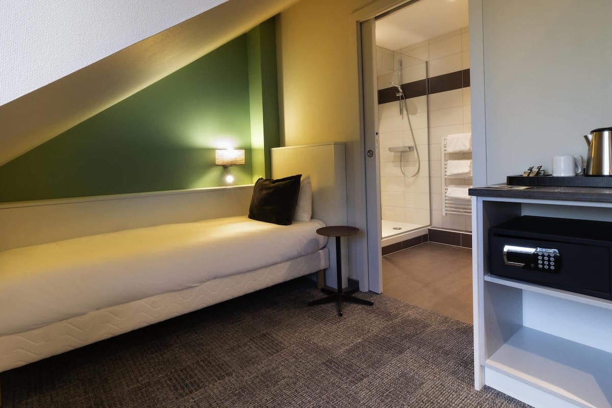 Luxe beddengoed, een bureau, verduisterende gordijnen