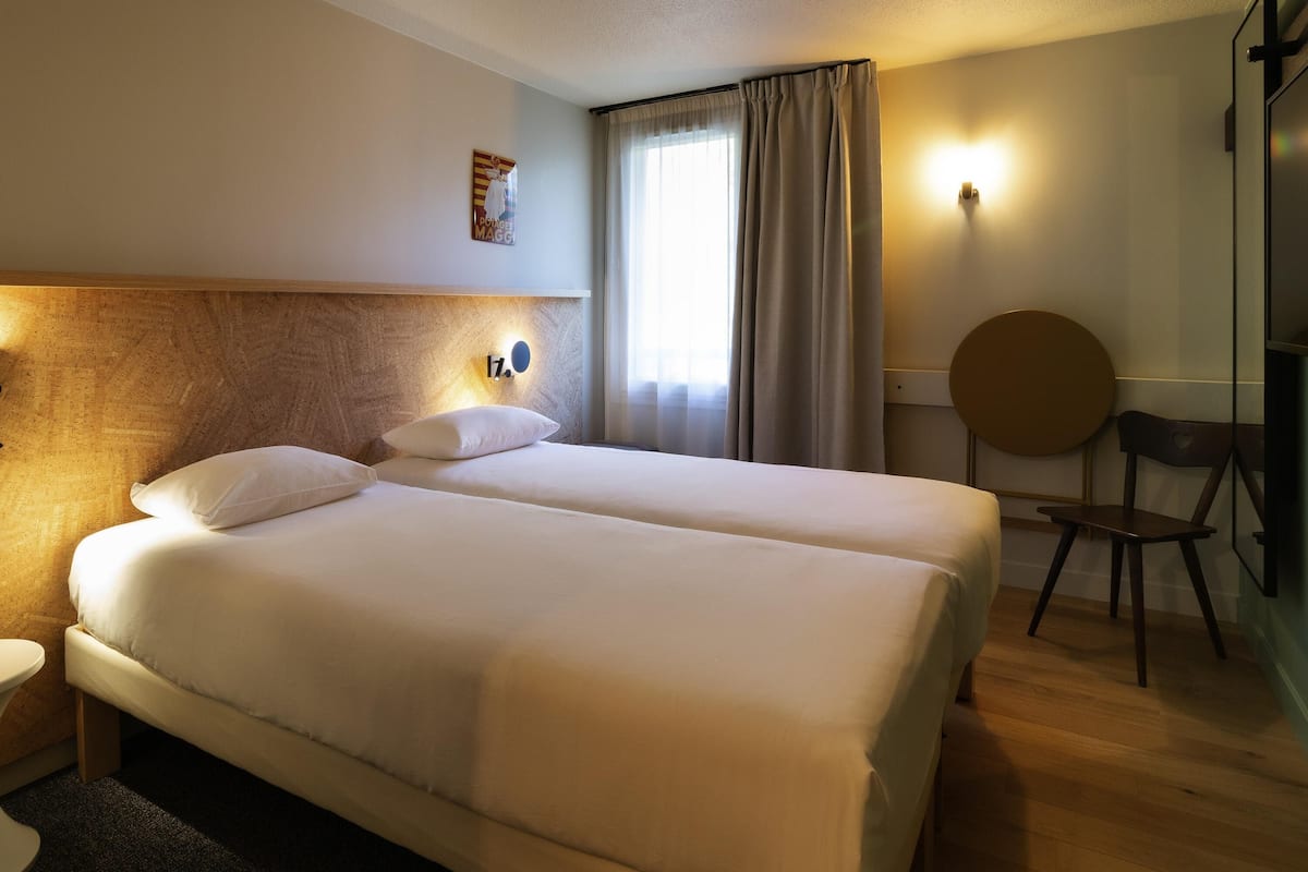 Premium bedding, desk, blackout drapes, soundproofing