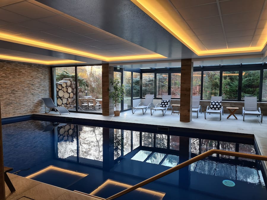 Indoor pool, sun loungers