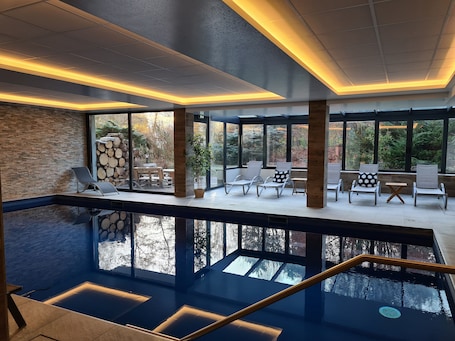 Indoor pool, pool loungers. Hôtel Jenny