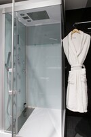 Suite,Sauna | Banheiro | Chuveiro com efeito de chuva, produtos de toalete grátis
