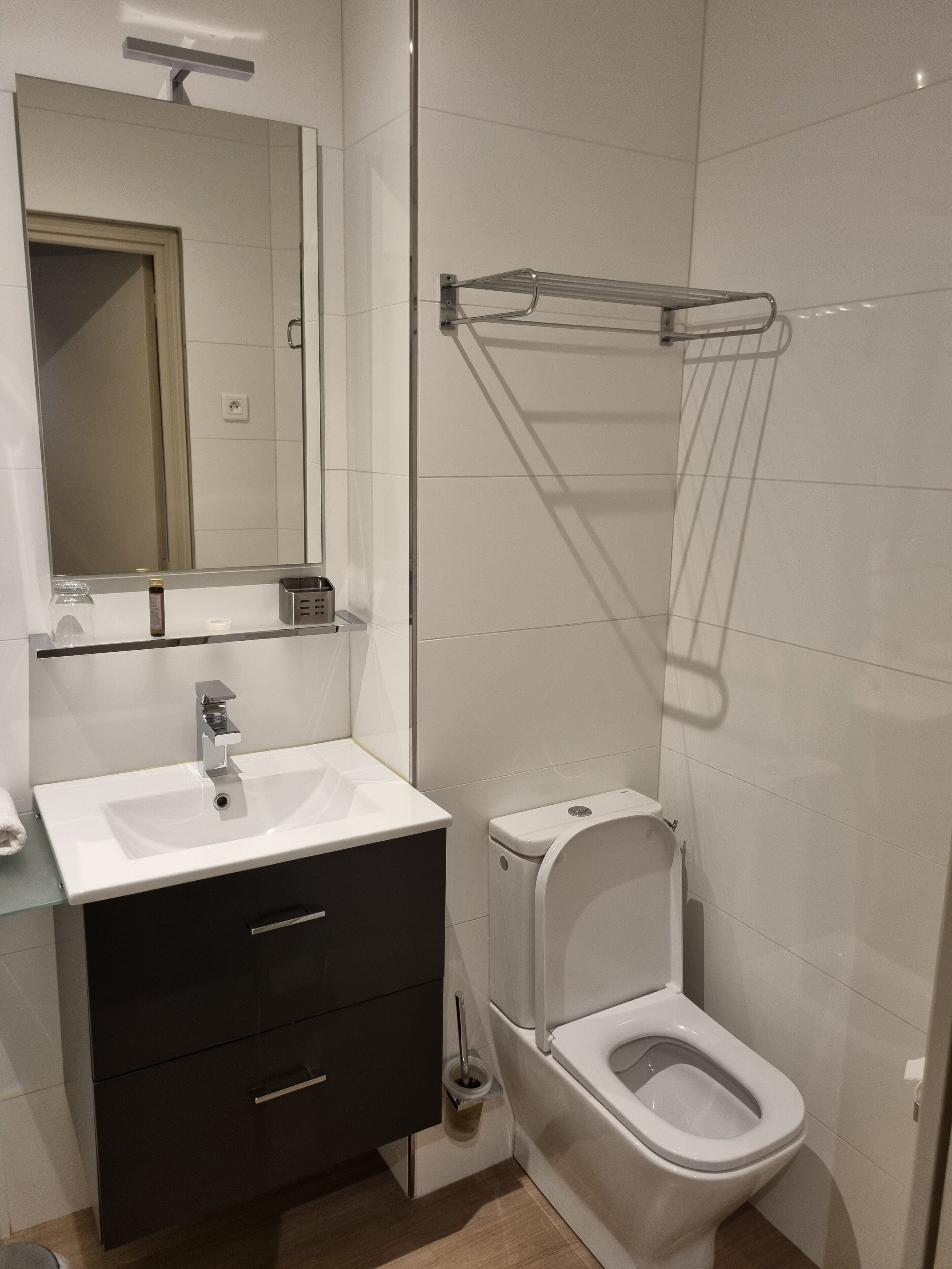 standard room | bathroom | rainfall showerhead, free toiletries, hair dryer, bathrobes
