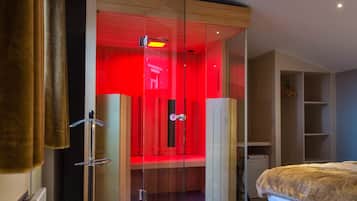 Un dormitorio moderno con separador de vidrio, armario de madera y una cama grande.