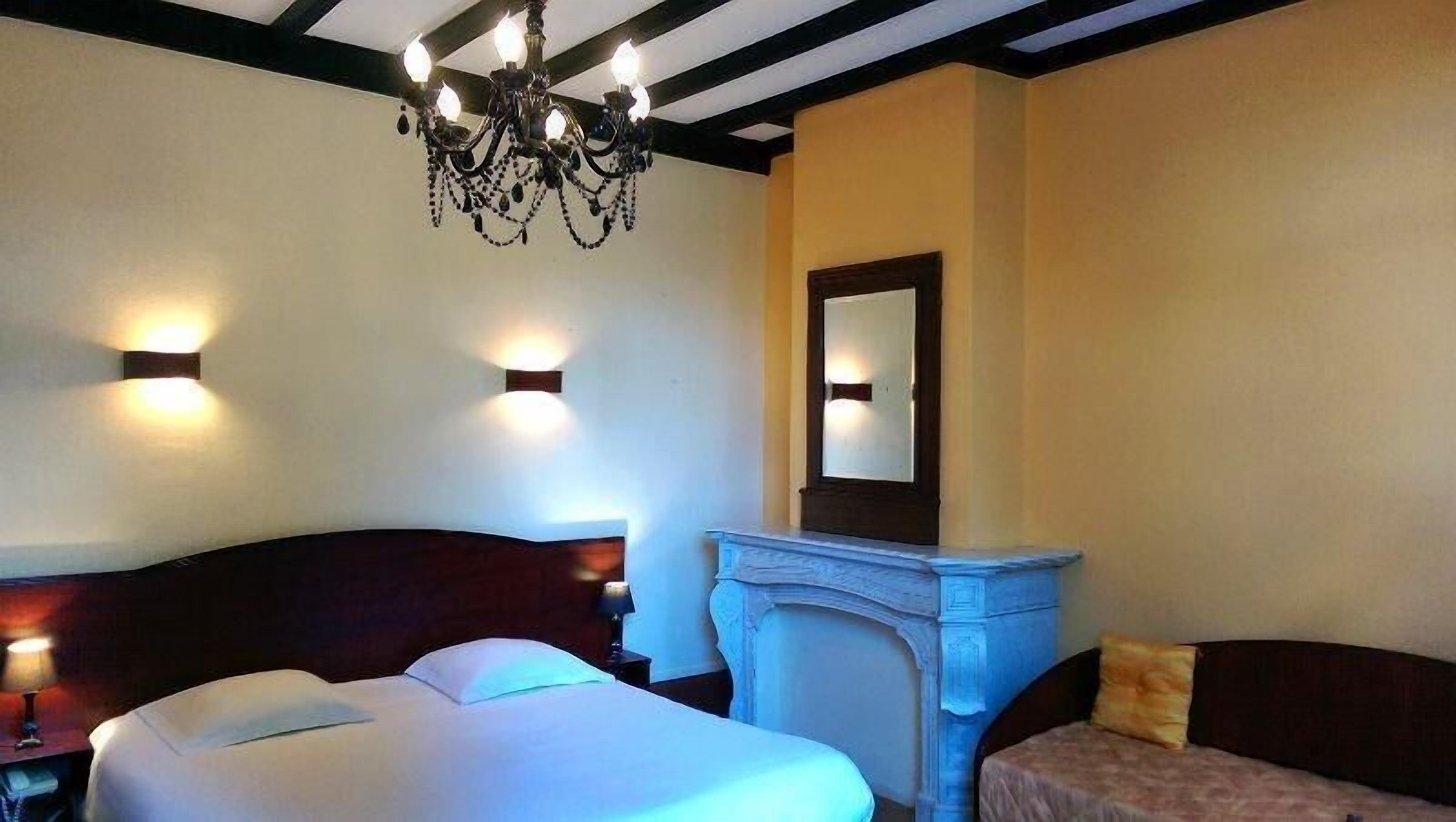 superior room | desk, iron/ironing board, free cots/infant beds, rollaway beds