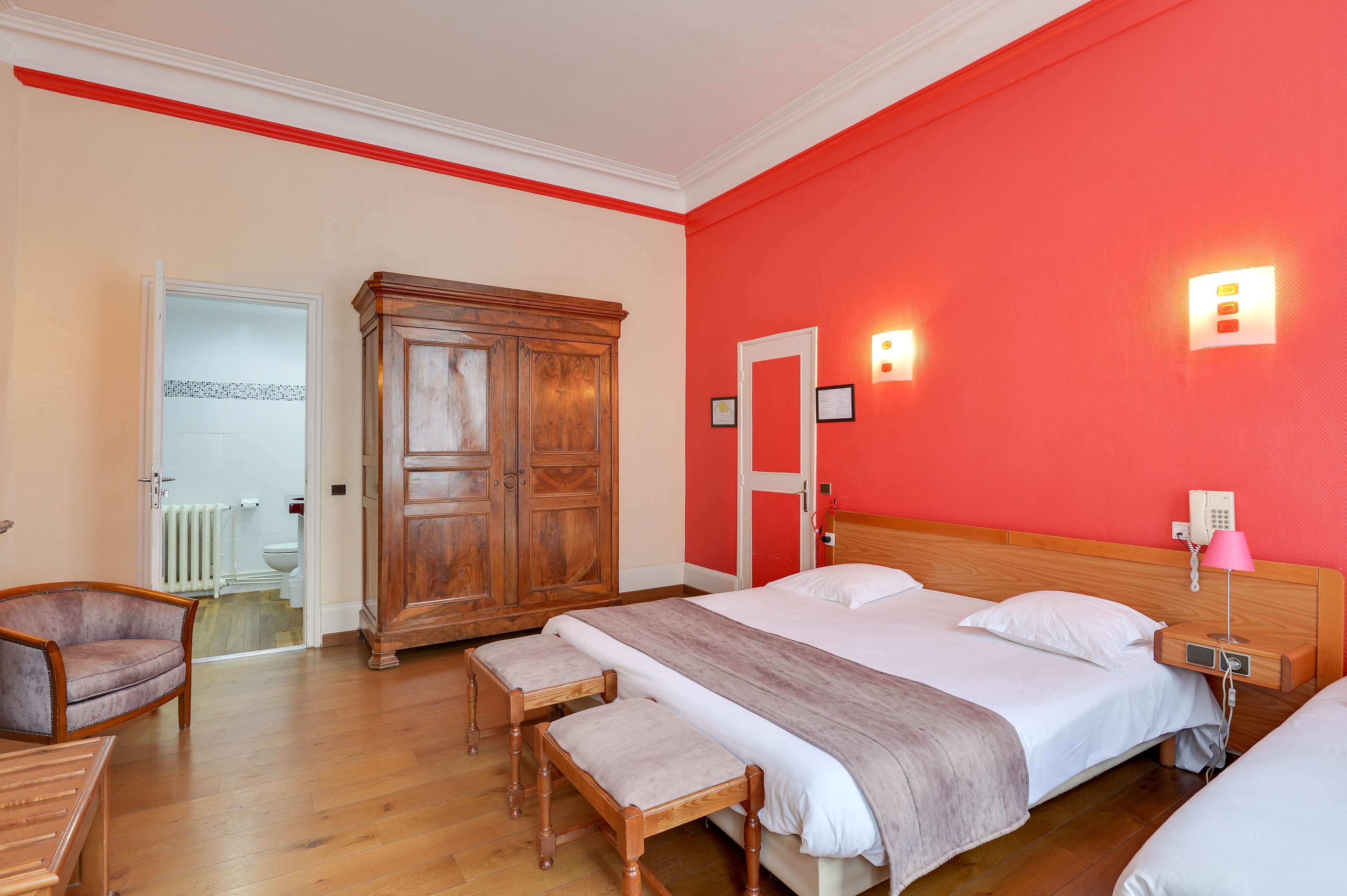 family room | desk, iron/ironing board, free cots/infant beds, rollaway beds