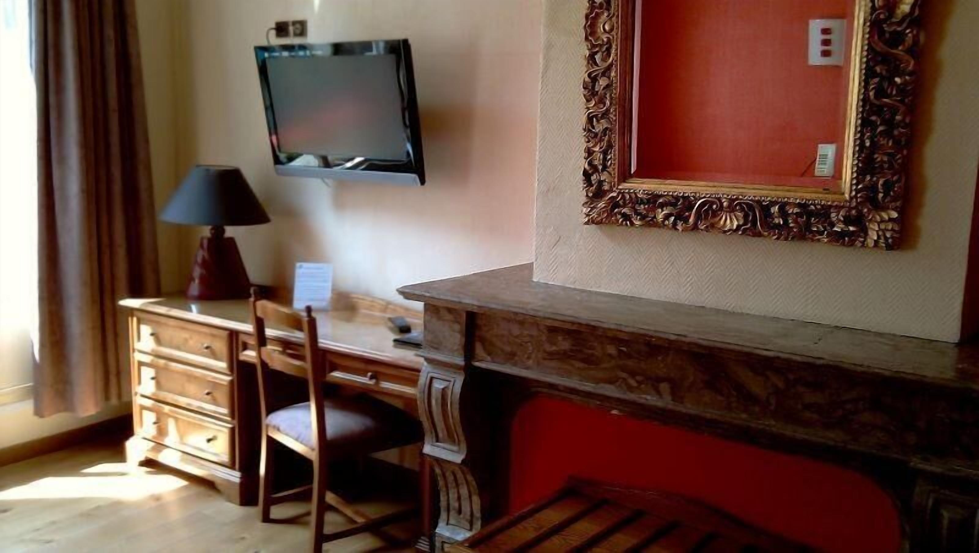 superior room | desk, iron/ironing board, free cots/infant beds, rollaway beds