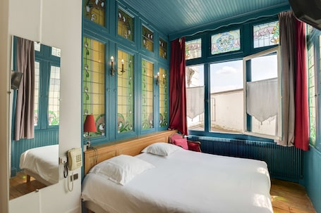 Escritorio, tabla de planchar con plancha y cunas gratuitas . Brit Hotel Notre Dame