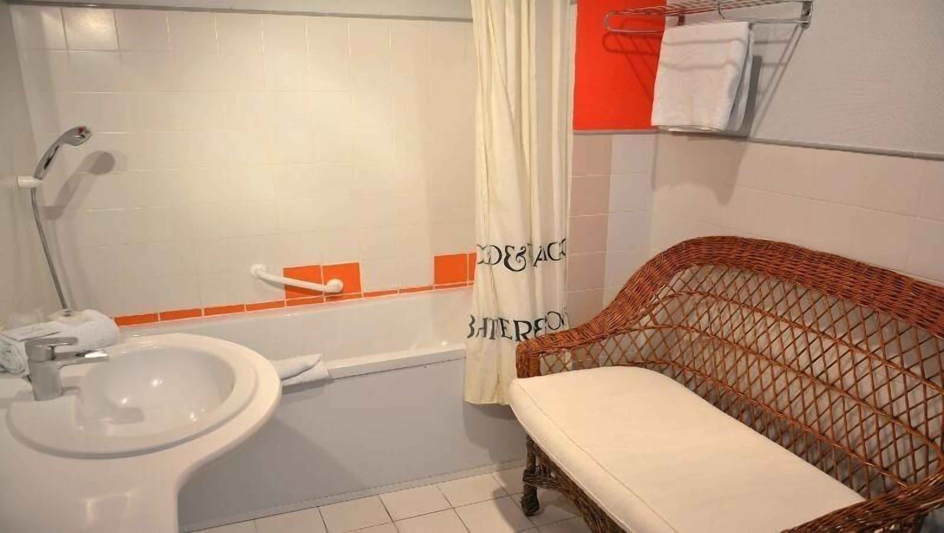 superior room | desk, iron/ironing board, free cots/infant beds, rollaway beds