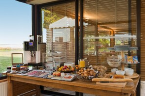Petit déjeuner buffet (18 EUR par personne)