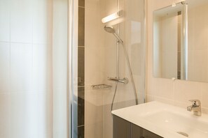 Amenidades de baño gratuitas, secadora de cabello, toallas