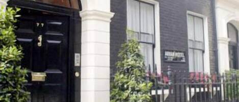 Fachada de la propiedad