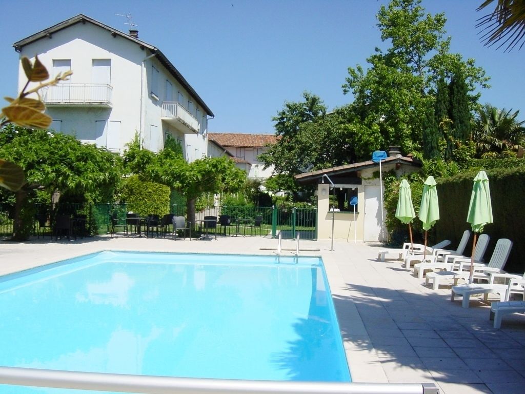 seasonal outdoor pool, pool umbrellas, pool loungers