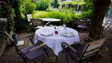 Local cuisine, alfresco dining