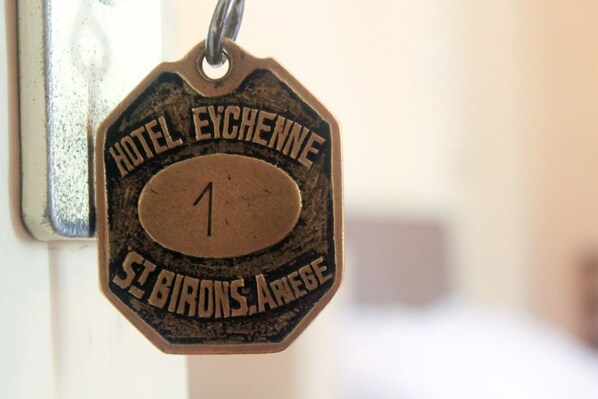 Un porte-clés de l’hôtel Eychenne, à Saint-Birons, dans le département de l’Ariège.