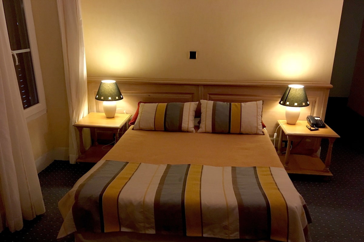 Tweepersoonskamer | Een bureau, gratis babybedden, extra bedden, gratis wifi