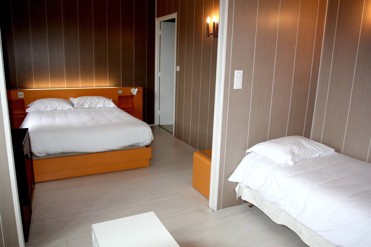 standard triple room | in-room safe, desk, free wifi, bed sheets