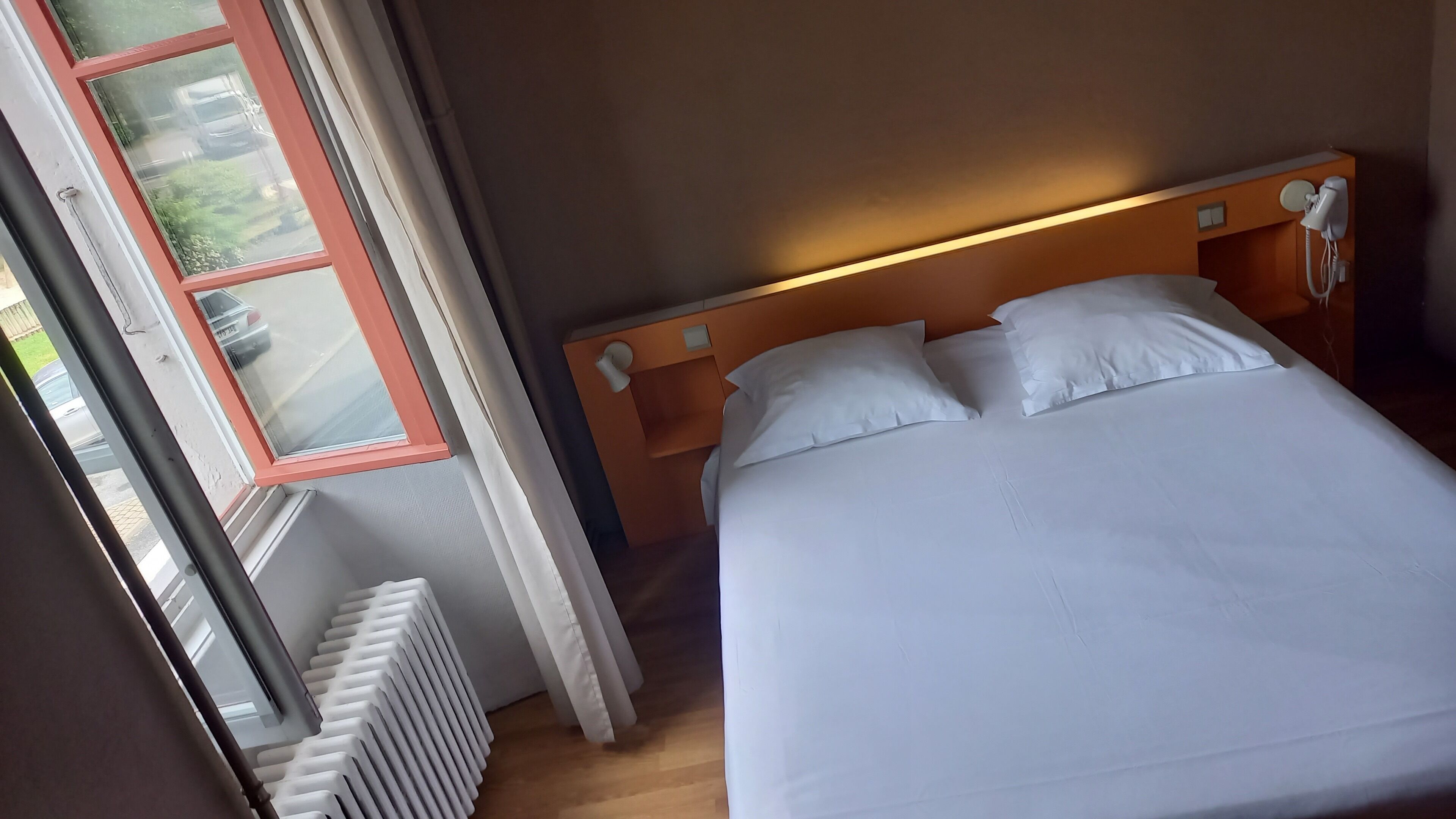 standard double room | in-room safe, desk, free wifi, bed sheets