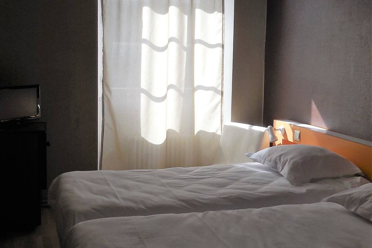 standard twin room | in-room safe, desk, free wifi, bed sheets