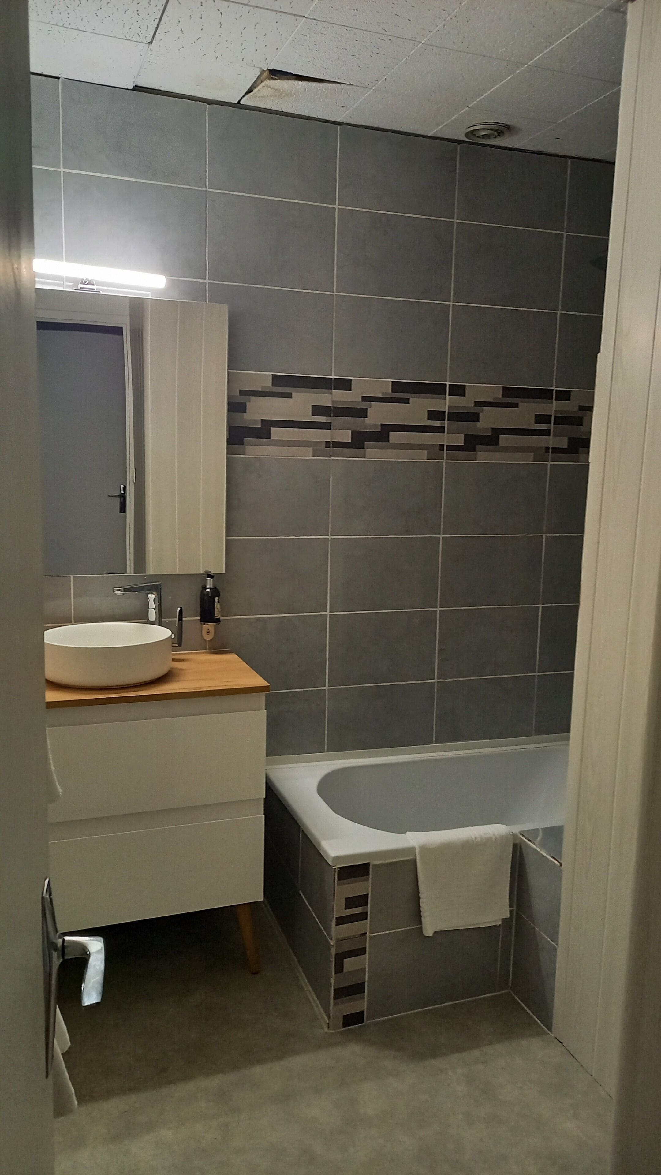 standard double room | bathroom | free toiletries, bidet, towels