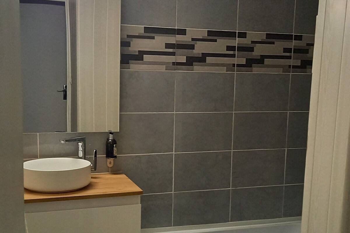 standard double room | bathroom | free toiletries, bidet, towels