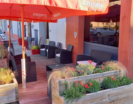 Terrace/patio. Hôtel des Voyageurs