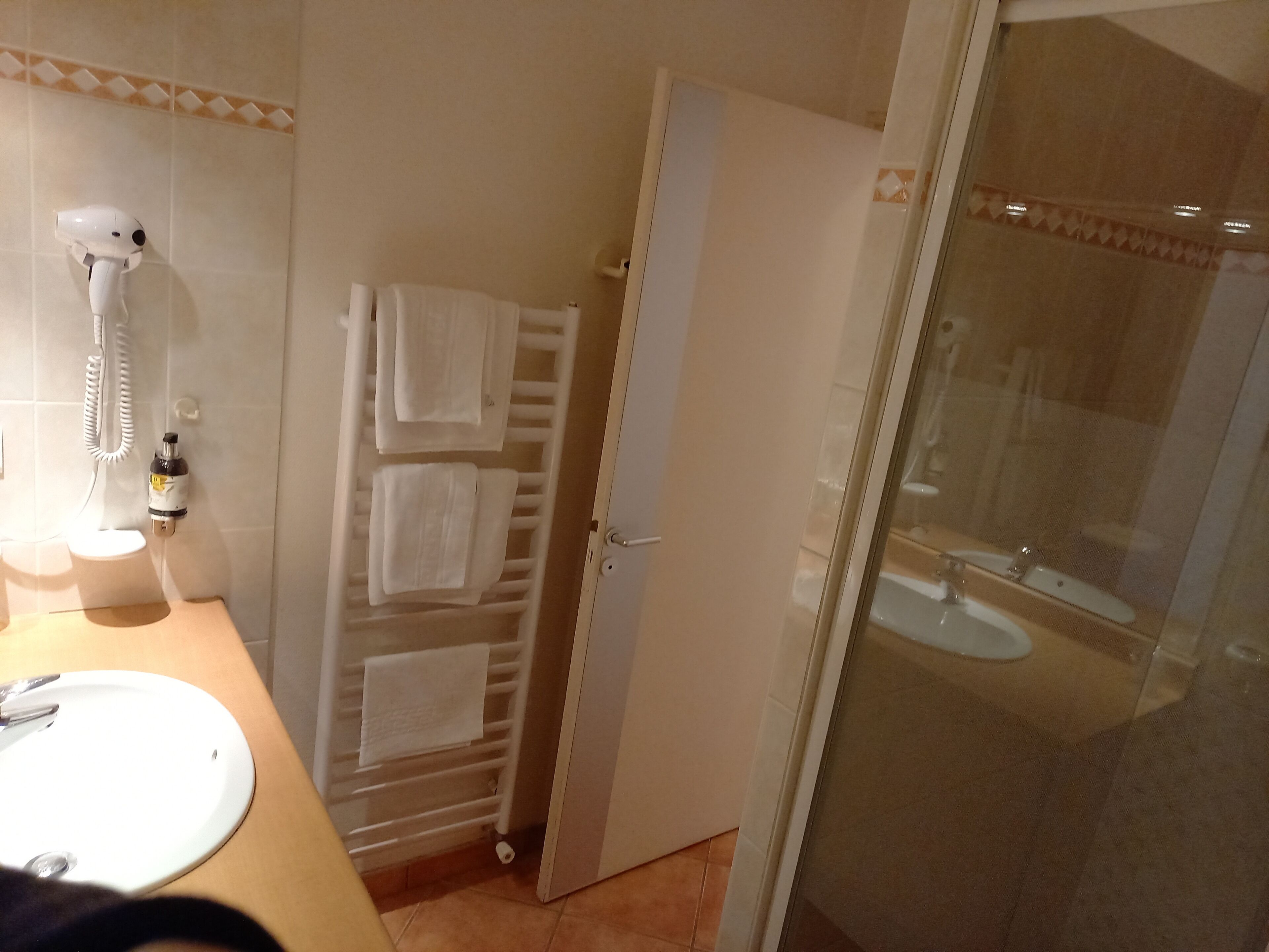 standard double room | bathroom | free toiletries, bidet, towels