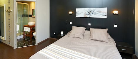 Bureau, fer et planche à repasser, lits bébé (gratuits)