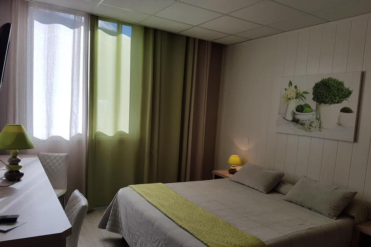 Chambre Confort double | Bureau, fer et planche à repasser, lit de bébé (gratuit)