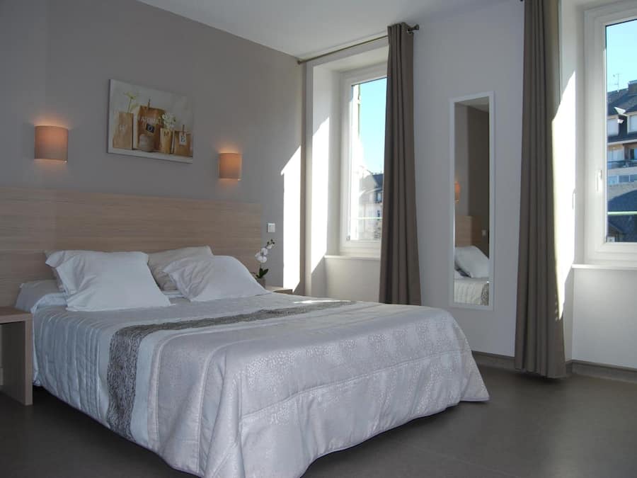 Comfort Double Room | Desk, iron/ironing board, free cribs/infant beds, rollaway beds