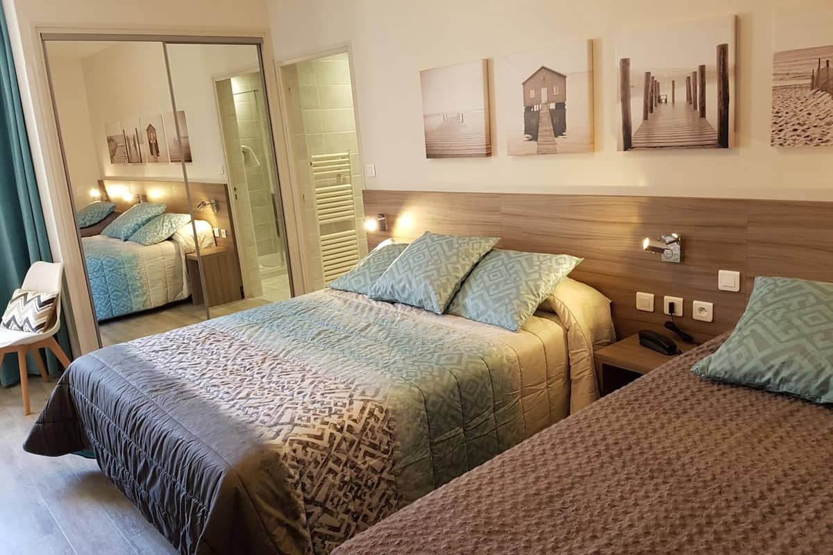 Chambre Confort avec lits jumeaux | Bureau, fer et planche à repasser, lit de bébé (gratuit)