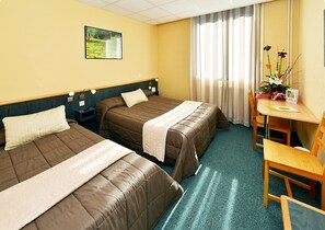 Chambre Triple | Bureau, fer et planche à repasser, lits bébé (gratuits)