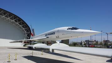 Un avion d’Air France, de couleur blanche, est garé dans un aéroport.