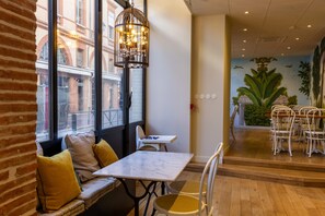 Daily buffet breakfast (EUR 12 per person) - Hotel De France (Toulouse)