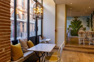 Her gün açık büfe kahvaltı (kişi başı 12 EUR) 