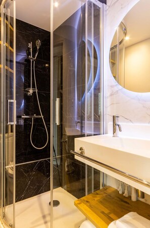 Habitación individual superior | Baño | Regadera, secadora de cabello, toallas 