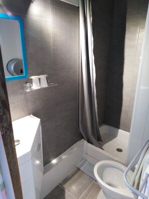 Shower, free toiletries, towels