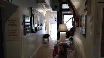 Petit déjeuner et dßner servis sur place, spécialités Cuisine française