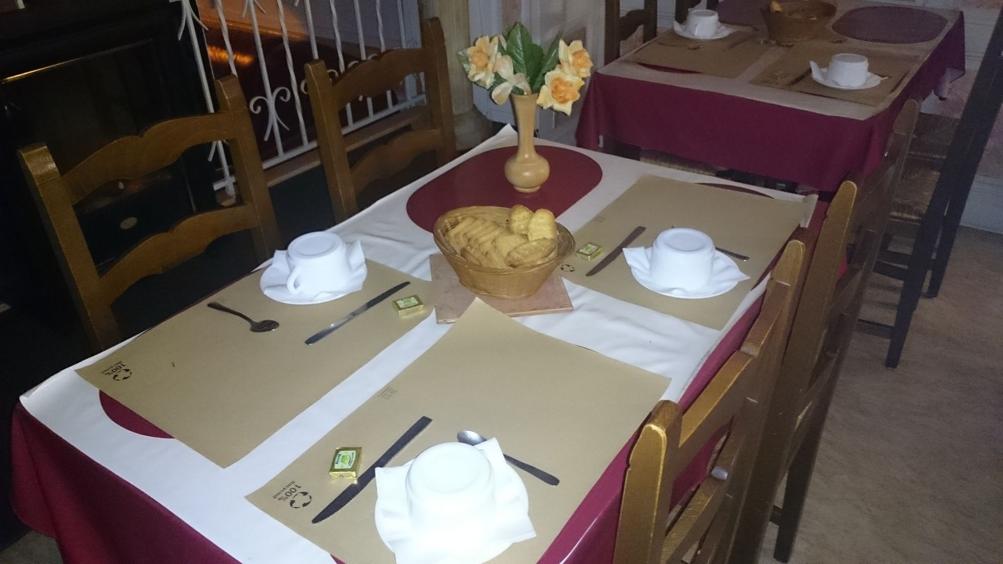 Petit déjeuner et dîner servis sur place, spécialités Cuisine française