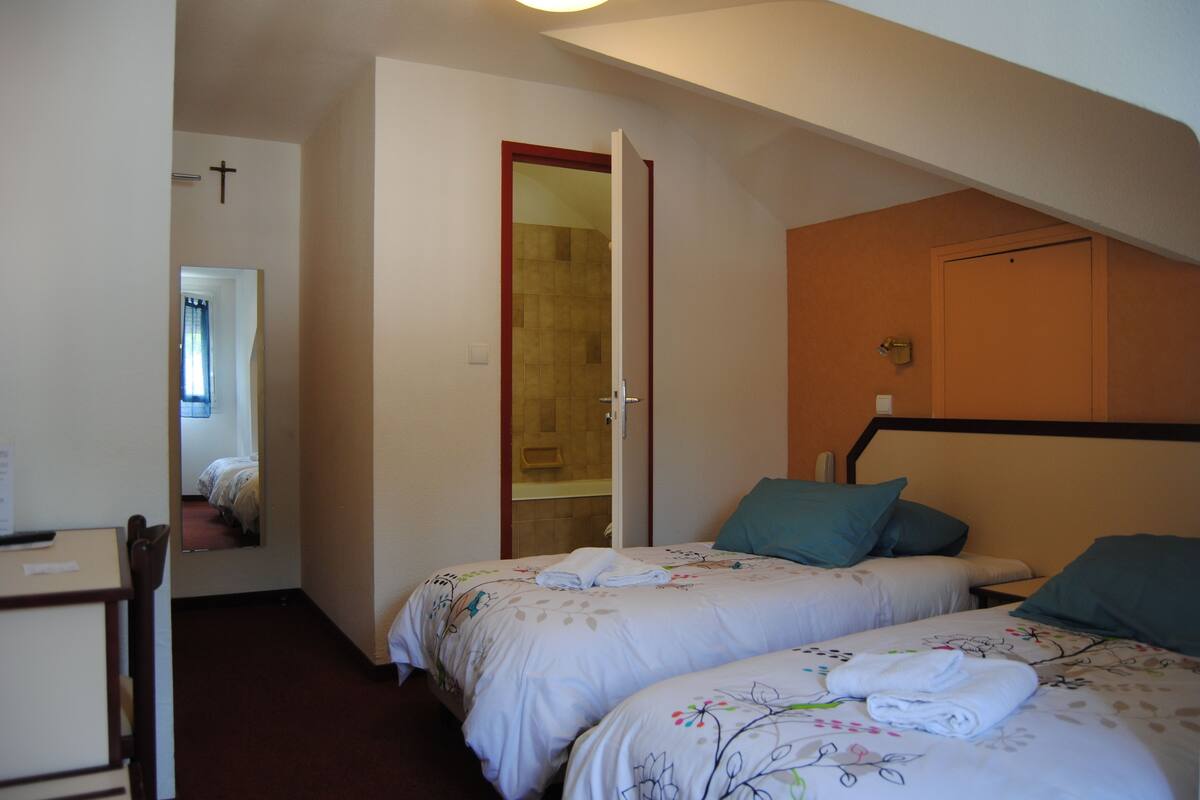 Twin Room | Individually decorated, individually furnished, desk, blackout curtains