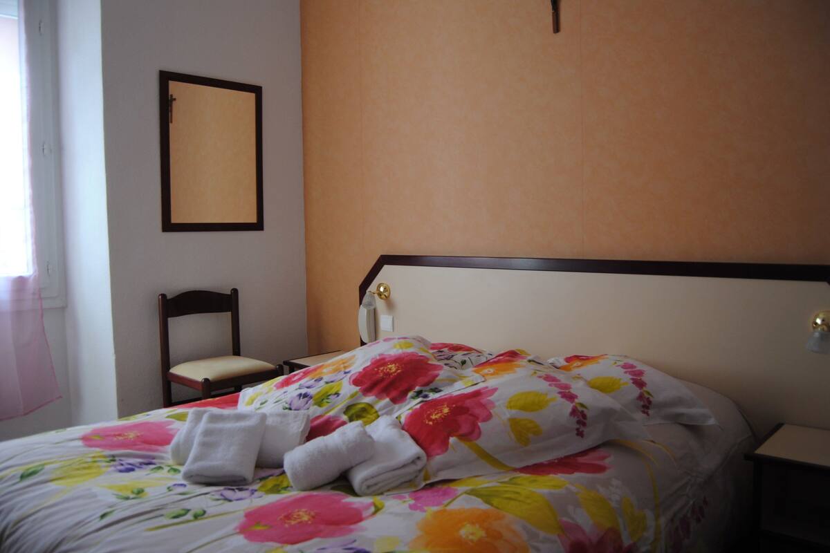 Double Room | Individually decorated, individually furnished, desk, blackout curtains