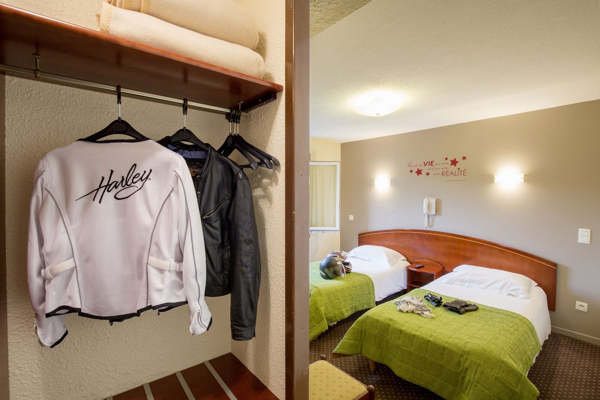 standard twin room | premium bedding, individually furnished, desk, laptop workspace