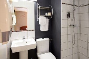 Douche, articles de toilette gratuits, sèche-cheveux