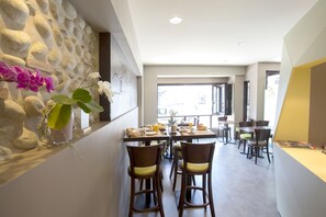 Petit déjeuner complet (10 EUR par personne)