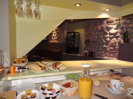 Bar (on property). Citotel De La Marne