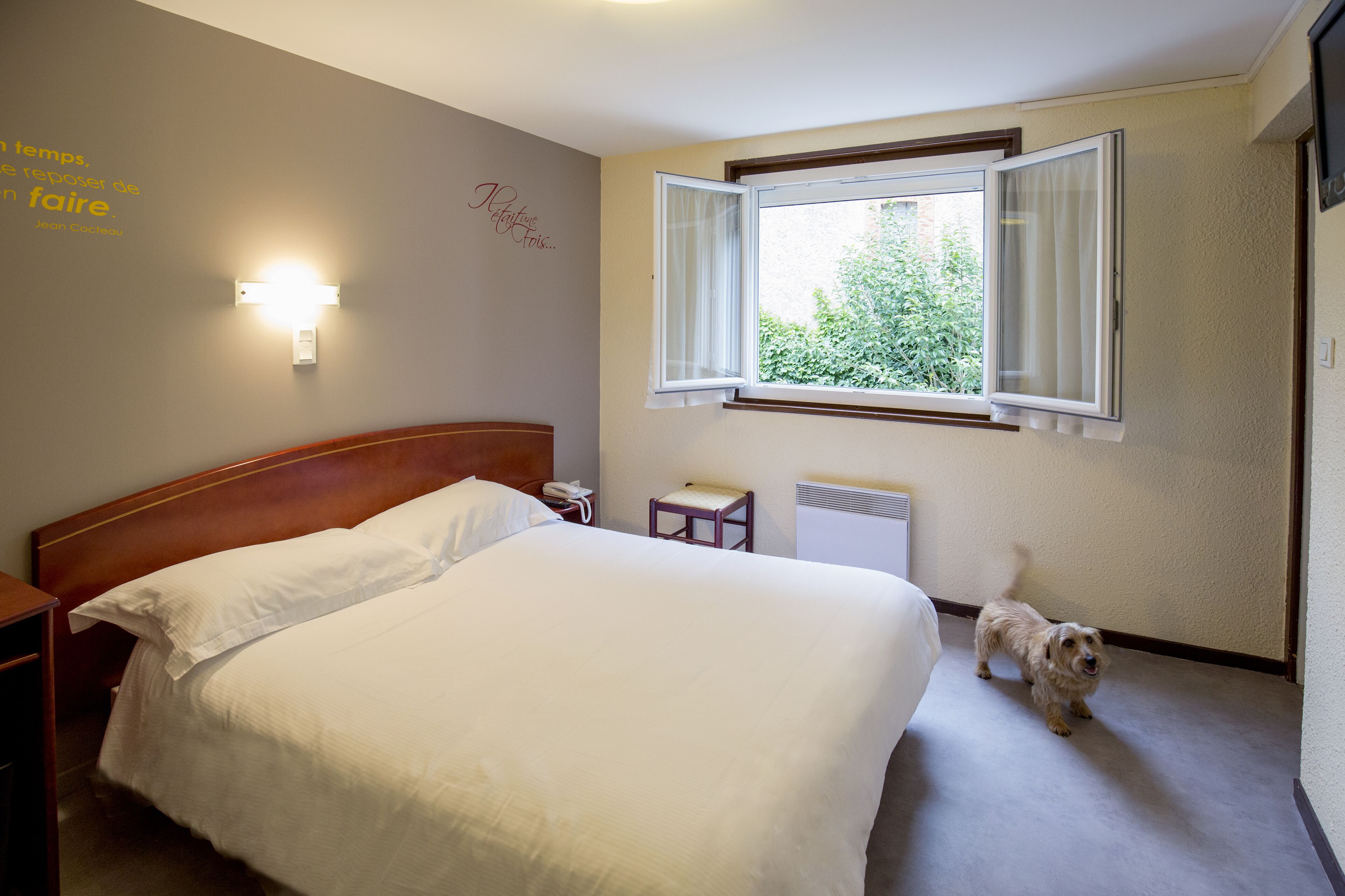 standard double room | premium bedding, individually furnished, desk, laptop workspace