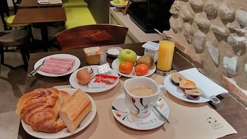 Desayuno completo todos los días (EUR 10 por persona)