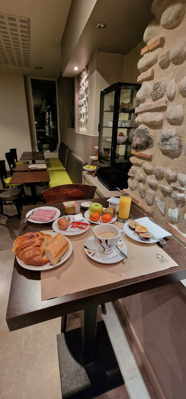 Petit déjeuner complet (10 EUR par personne)